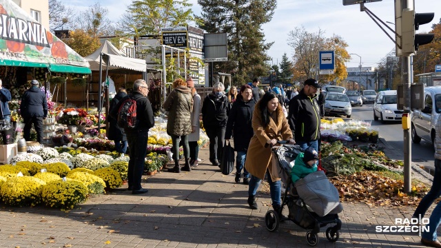 Cmentarz Centralny w Szczecinie to największa nekropolia w Polsce, a trzecia co do wielkości w Europie. Fot. Robert Stachnik [Radio Szczecin] Szczecinianie i goście z Polski odwiedzają Cmentarz Centralny [ZDJĘCIA]