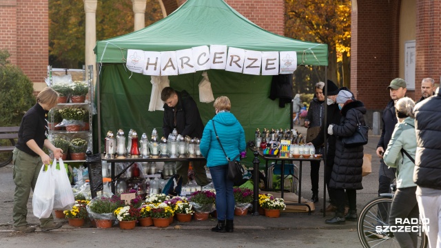 Cmentarz Centralny w Szczecinie to największa nekropolia w Polsce, a trzecia co do wielkości w Europie. Fot. Robert Stachnik [Radio Szczecin] Szczecinianie i goście z Polski odwiedzają Cmentarz Centralny [ZDJĘCIA]