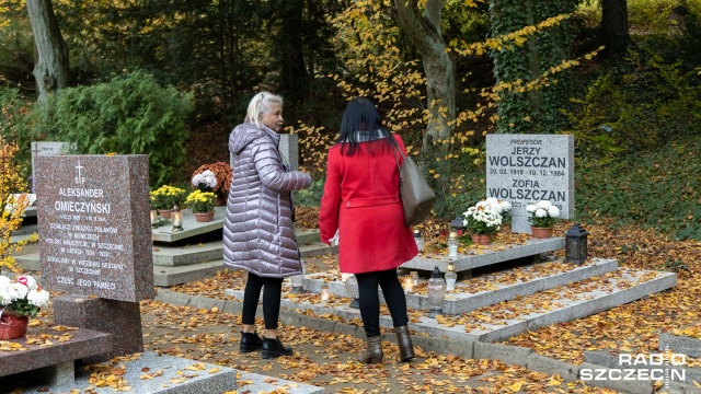Fot. Robert Stachnik [Radio Szczecin] Groby w Alei Zasłużonych są "stare i zapomniane" [ZDJĘCIA]