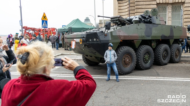 W ramach obchodów Dnia Niepodległości swój sprzęt zaprezentowała 12. Szczecińska Dywizja Zmechanizowana. Fot. Robert Stachnik [Radio Szczecin] Sprzęt wojskowy na Wałach Chrobrego [ZDJĘCIA]