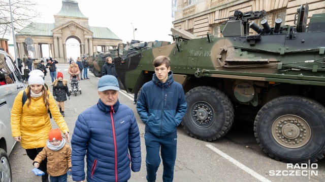 W ramach obchodów Dnia Niepodległości swój sprzęt zaprezentowała 12. Szczecińska Dywizja Zmechanizowana. Fot. Robert Stachnik [Radio Szczecin] Sprzęt wojskowy na Wałach Chrobrego [ZDJĘCIA]