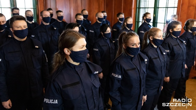 We wtorek ślubowanie złożyło 24 nowych funkcjonariuszy. Fot. Robert Stachnik [Radio Szczecin] Świeża krew w zachodniopomorskiej policji [ZDJĘCIA]