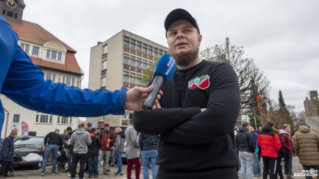 Fot. Maciej Papke [Radio Szczecin] "Zarząd Pomorzanina do dymisji". Protest kibiców w Nowogardzie [WIDEO, ZDJĘCIA]