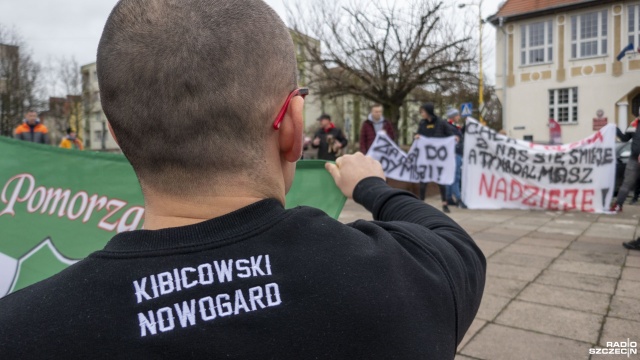 Fot. Maciej Papke [Radio Szczecin] "Zarząd Pomorzanina do dymisji". Protest kibiców w Nowogardzie [WIDEO, ZDJĘCIA]