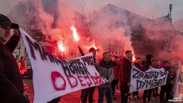 Fot. Maciej Papke [Radio Szczecin] "Zarząd Pomorzanina do dymisji". Protest kibiców w Nowogardzie [WIDEO, ZDJĘCIA]