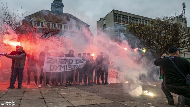 Fot. Maciej Papke [Radio Szczecin] "Zarząd Pomorzanina do dymisji". Protest kibiców w Nowogardzie [WIDEO, ZDJĘCIA]