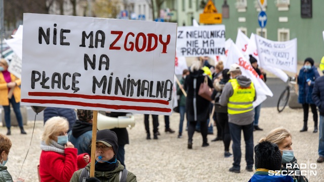 Fot. Robert Stachnik [Radio Szczecin] Około 200 pracowników miejskiej budżetówki protestowało w Szczecinie [WIDEO, ZDJĘCIA]