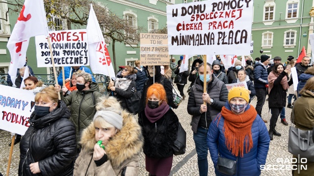 Fot. Robert Stachnik [Radio Szczecin] Około 200 pracowników miejskiej budżetówki protestowało w Szczecinie [WIDEO, ZDJĘCIA]
