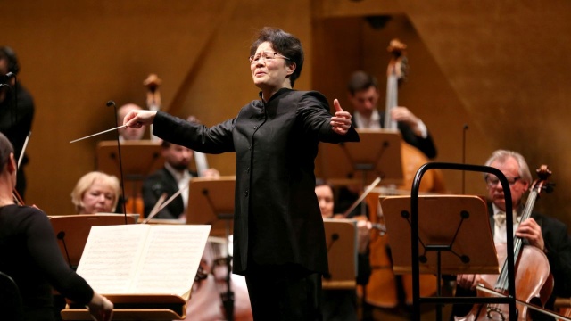 Mei-Ann Chen – dyrygentka. Fot. Filharmonia w Szczecinie Owacje na stojąco dla dyrygentki Mei-Ann Chen [ZDJĘCIA]