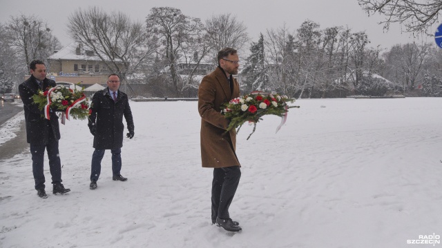 W piątek przed Pomnikiem Węgierskiego Chłopca w Parku Kasprowicza wieniec złożył wojewoda zachodniopomorski, Zbigniew Bogucki. Jak mówił, to historia, o której warto pamiętać. Fot. Kamila Kozioł [Radio Szczecin] 65. rocznica prowęgierskiego protestu. Zdemolowali konsulat ZSRR [ZDJĘCIA]