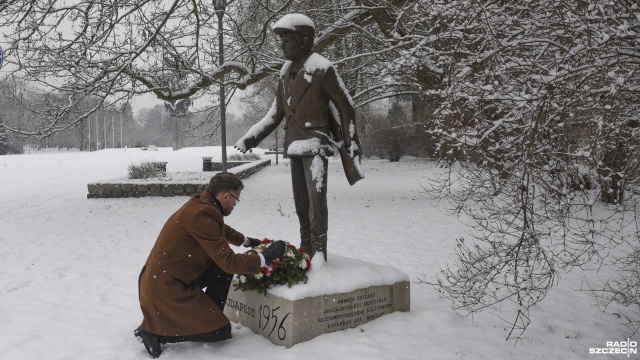 W piątek przed Pomnikiem Węgierskiego Chłopca w Parku Kasprowicza wieniec złożył wojewoda zachodniopomorski, Zbigniew Bogucki. Jak mówił, to historia, o której warto pamiętać. Fot. Kamila Kozioł [Radio Szczecin] 65. rocznica prowęgierskiego protestu. Zdemolowali konsulat ZSRR [ZDJĘCIA]