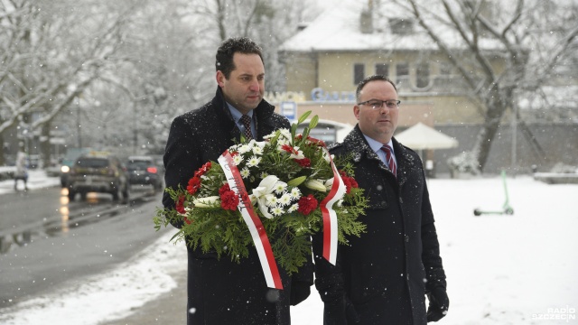W piątek przed Pomnikiem Węgierskiego Chłopca w Parku Kasprowicza wieniec złożył wojewoda zachodniopomorski, Zbigniew Bogucki. Jak mówił, to historia, o której warto pamiętać. Fot. Kamila Kozioł [Radio Szczecin] 65. rocznica prowęgierskiego protestu. Zdemolowali konsulat ZSRR [ZDJĘCIA]