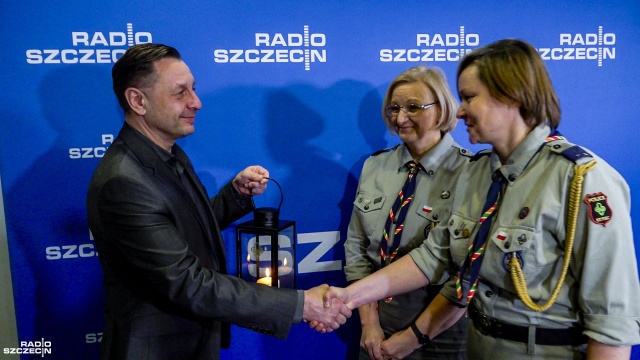 Fot. Wojciech Ochrymiuk [Radio Szczecin] Światełko z Betlejem już w Szczecinie. Dzielimy się nim w Radiu Szczecin [WIDEO, ZDJĘCIA]