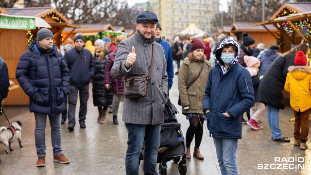 Jarmark w al. Kwiatowej w Szczecinie potrwa do środy 22 grudnia. W sobotę stoiska czynne będą do godziny 22. Fot. Robert Stachnik [Radio Szczecin] Ostatni weekend bożonarodzeniowego jarmarku [ZDJĘCIA]