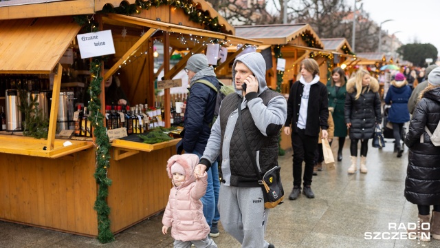 Jarmark w al. Kwiatowej w Szczecinie potrwa do środy 22 grudnia. W sobotę stoiska czynne będą do godziny 22. Fot. Robert Stachnik [Radio Szczecin] Ostatni weekend bożonarodzeniowego jarmarku [ZDJĘCIA]