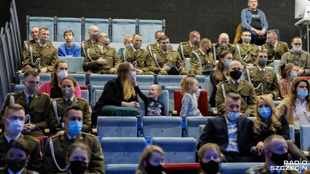 Na scenie Gminnego Ośrodka Kultury, Sportu i Rekreacji w Przecławiu odbył się koncert świąteczno-noworoczny pt. "Murem za mundurem". Fot. Robert Stachnik [Radio Szczecin] Koncert "Murem za mundurem" w Przecławiu [WIDEO, ZDJĘCIA]