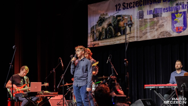 Na scenie Gminnego Ośrodka Kultury, Sportu i Rekreacji w Przecławiu odbył się koncert świąteczno-noworoczny pt. "Murem za mundurem". Fot. Robert Stachnik [Radio Szczecin] Koncert "Murem za mundurem" w Przecławiu [WIDEO, ZDJĘCIA]