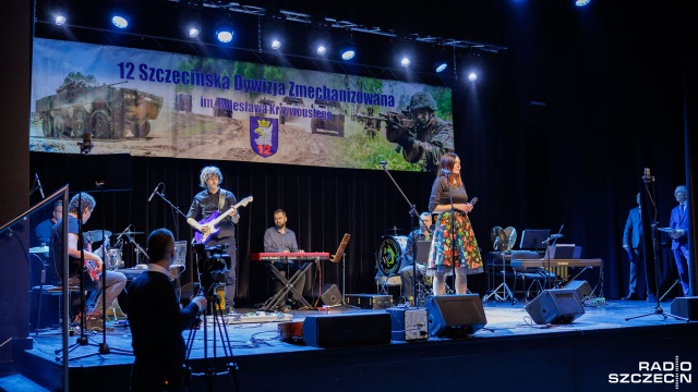 Fot. Robert Stachnik [Radio Szczecin] Koncert "Murem za mundurem" w Przecławiu [WIDEO, ZDJĘCIA]