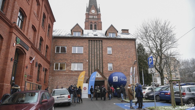 Dom Kultury Słowianin we współpracy z Caritasem przygotował ponad 430 paczek żywnościowych; każda z nich ważyła około 7 kilogramów. Fot. Kamila Kozioł [Radio Szczecin] "Jesteśmy szczęśliwi, że są ludzie, którzy pomagają" [WIDEO, ZDJĘCIA]