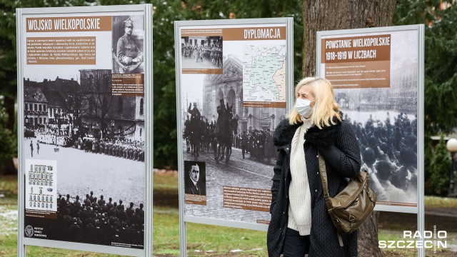 Przed szczecińskim Kuratorium Oświaty otwarto dziś wystawę poświęconą Powstaniu Wielkopolskiemu. Fot. Robert Stachnik [Radio Szczecin] Powstanie Wielkopolskie w kalendarzu świąt narodowych. Wystawa przed Kuratorium [WIDEO, ZDJĘCIA]