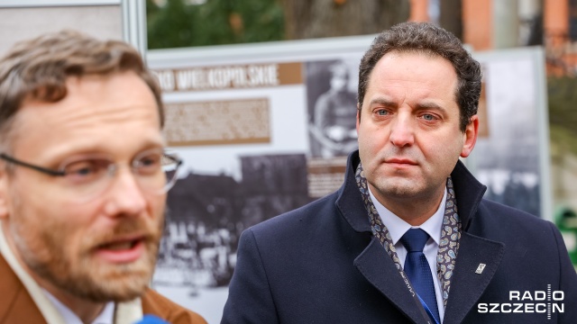 Przed szczecińskim Kuratorium Oświaty otwarto dziś wystawę poświęconą Powstaniu Wielkopolskiemu. Fot. Robert Stachnik [Radio Szczecin] Powstanie Wielkopolskie w kalendarzu świąt narodowych. Wystawa przed Kuratorium [WIDEO, ZDJĘCIA]