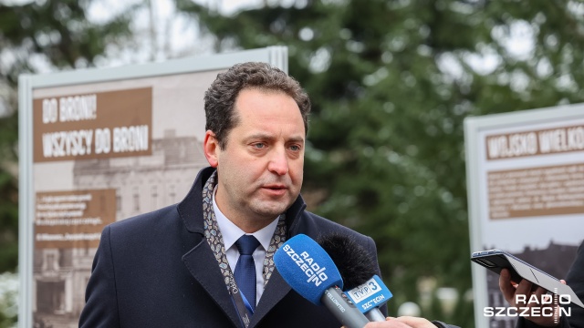 Przed szczecińskim Kuratorium Oświaty otwarto dziś wystawę poświęconą Powstaniu Wielkopolskiemu. Fot. Robert Stachnik [Radio Szczecin] Powstanie Wielkopolskie w kalendarzu świąt narodowych. Wystawa przed Kuratorium [WIDEO, ZDJĘCIA]