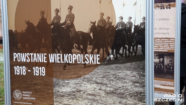Przed szczecińskim Kuratorium Oświaty otwarto dziś wystawę poświęconą Powstaniu Wielkopolskiemu. Fot. Robert Stachnik [Radio Szczecin] Powstanie Wielkopolskie w kalendarzu świąt narodowych. Wystawa przed Kuratorium [WIDEO, ZDJĘCIA]