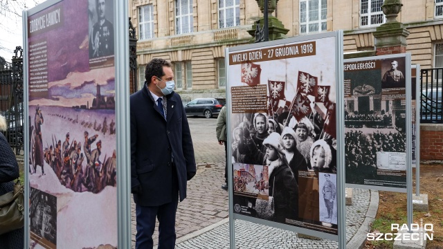 Przed szczecińskim Kuratorium Oświaty otwarto dziś wystawę poświęconą Powstaniu Wielkopolskiemu. Fot. Robert Stachnik [Radio Szczecin] Powstanie Wielkopolskie w kalendarzu świąt narodowych. Wystawa przed Kuratorium [WIDEO, ZDJĘCIA]