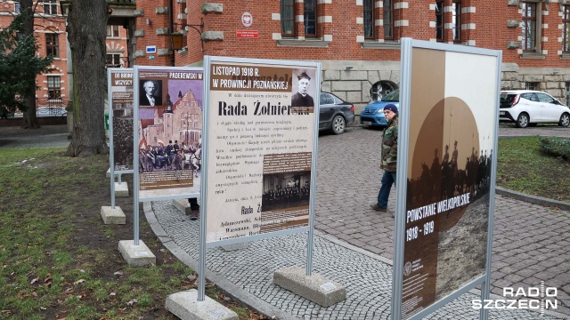 Przed szczecińskim Kuratorium Oświaty otwarto dziś wystawę poświęconą Powstaniu Wielkopolskiemu. Fot. Robert Stachnik [Radio Szczecin] Powstanie Wielkopolskie w kalendarzu świąt narodowych. Wystawa przed Kuratorium [WIDEO, ZDJĘCIA]