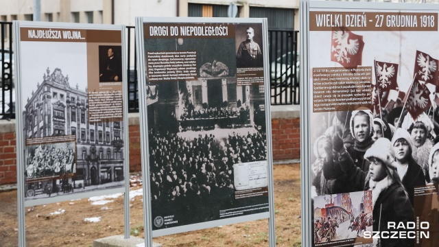 Przed szczecińskim Kuratorium Oświaty otwarto dziś wystawę poświęconą Powstaniu Wielkopolskiemu. Fot. Robert Stachnik [Radio Szczecin] Powstanie Wielkopolskie w kalendarzu świąt narodowych. Wystawa przed Kuratorium [WIDEO, ZDJĘCIA]