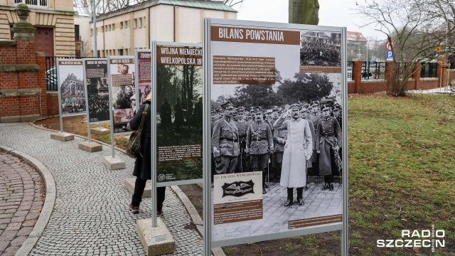 Przed szczecińskim Kuratorium Oświaty otwarto dziś wystawę poświęconą Powstaniu Wielkopolskiemu. Fot. Robert Stachnik [Radio Szczecin] Powstanie Wielkopolskie w kalendarzu świąt narodowych. Wystawa przed Kuratorium [WIDEO, ZDJĘCIA]