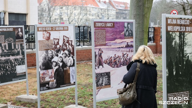 Przed szczecińskim Kuratorium Oświaty otwarto dziś wystawę poświęconą Powstaniu Wielkopolskiemu. Fot. Robert Stachnik [Radio Szczecin] Powstanie Wielkopolskie w kalendarzu świąt narodowych. Wystawa przed Kuratorium [WIDEO, ZDJĘCIA]