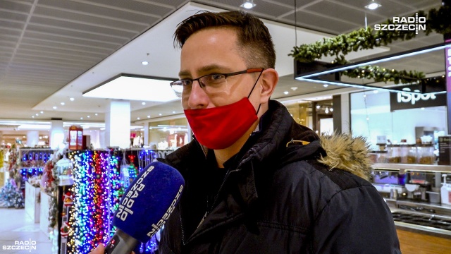 Według badania sondażowego przeprowadzonego przez UCE Research i Grupę Blix na świąteczne prezenty Polacy wydadzą od 50 do 100 złotych na osobę. Fot. Wojciech Ochrymiuk [Radio Szczecin] Szczyt prezentowy. Wolimy dawać, czy dostawać? [WIDEO, ZDJĘCIA]