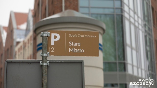 Fot. Robert Stachnik [Radio Szczecin] Na Podzamczu parkowanie płatne, ale nie ma jak zapłacić [WIDEO, ZDJĘCIA]