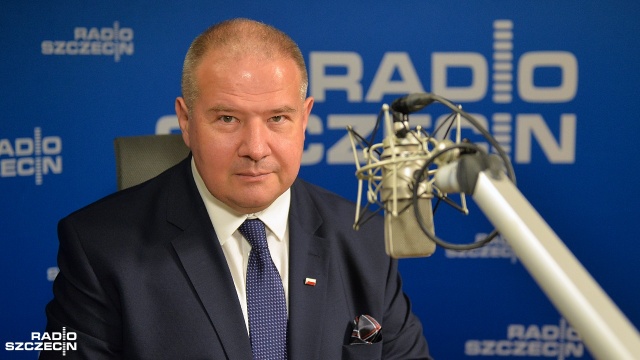 Czasy się zmieniają, a wciąż niektórzy są ,,równi a inni ,,równiejsi - tak skandal na Warszawskim Uniwersytecie Medycznym komentował w Rozmowie pod krawatem poseł Prawa i Sprawiedliwości Leszek Dobrzyński.