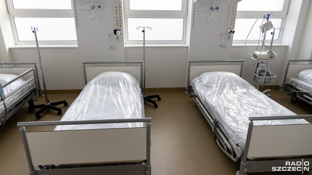 Strażacy będą pomagać w opiece nad pacjentami w szpitalu tymczasowym w Szczecinie. Do personelu dołączy 6 funkcjonariuszy Państwowej Straży Pożarnej, którzy mają uprawnienia zawodowe ratownika medycznego.