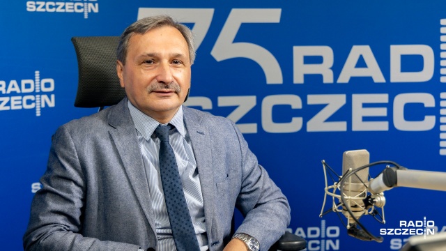 Reorganizacja resortu edukacji po połączeniu dwóch ministerstw nie była zaskoczeniem - tak o swoim odwołaniu z MEN mówił w Rozmowie pod krawatem były już wiceminister Maciej Kopeć. Poinformował też, że został członkiem zarządu Fundacji Rozwoju Systemu Edukacji.