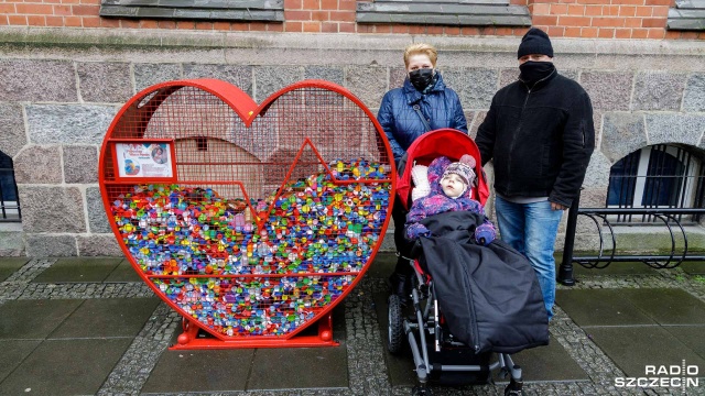 Przed urzędem miasta stanęło wielkie serce, do którego można wrzucać nakrętki. Pierwszą osobą, której urząd zdecydował się w ten sposób pomóc, jest Kornelka Cęcak, która mieszka z rodzicami pod Stargardem.
