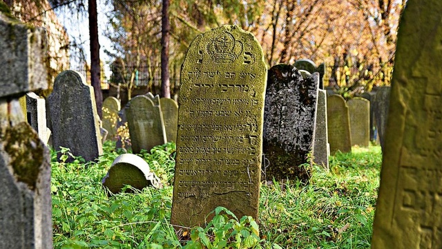 Bulwersujący akt wandalizmu w Oświęcimiu. Na murze Cmentarza Żydowskiego nieznani sprawcy minionej nocy namalowali nazistowskie symbole - swastykę i symbol SS. Sprawców szuka policja.