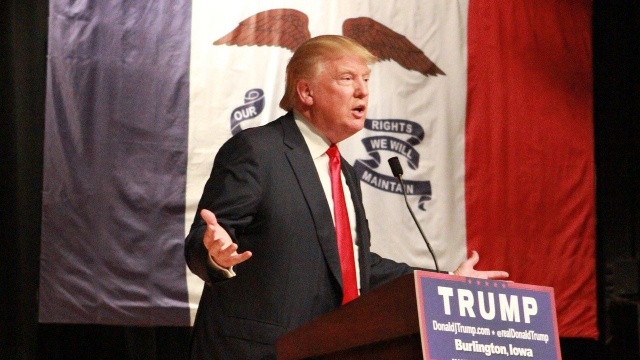 Demokraci w amerykańskim Kongresie żądają usunięcia z urzędu prezydenta Donalda Trumpa, któremu zarzucają podburzenie tłumu swoich zwolenników do ataku na Kapitol. Przewodnicząca Izby reprezentantów Nancy Pelosi zapowiedziała, że jeśli członkowie gabinetu nie pozbawią stanowiska prezydenta USA, to rozpocznie procedurę impeachmentu.
