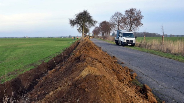 Rozpoczęła się budowa kanalizacji tłocznej wzdłuż drogi powiatowej z miejscowości Cychry do miejscowości Krześnica.