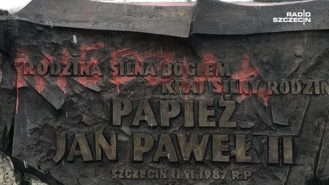 Pomniki papieża Jana Pawła II na Jasnych Błoniach w Szczecinie zdewastowany.