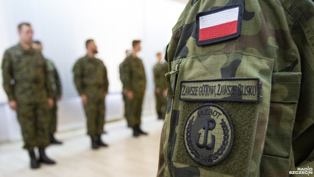 Żołnierze Wojsk Obrony Terytorialnej pobierają wymazy od pracowników szkół. Chęć przebadania się wyraziło ponad siedem tysięcy osób w województwie zachodniopomorskim.