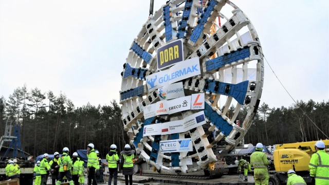 Coraz bliżej rozpoczęcia budowy tunelu pod Świną. Obecnie montowana jest tam maszyna TBM, czyli tak zwany kret.