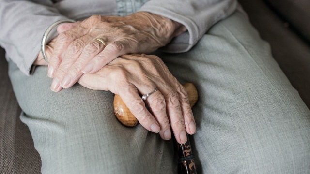 O północy zostaną uruchomione dwa kanały rejestracji na szczepienie przeciw COVID-19 osób powyżej 80 roku życia. Chodzi o rejestrację za pomocą infolinii 989 oraz e-rejestrację poprzez stronę pacjent.gov.pl.