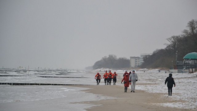 Służby ratunkowe wezwano po godzinie 10:00 na kołobrzeską plażę. Wszystko po tym, jak na piachu znaleziono pozostawione ubrania.