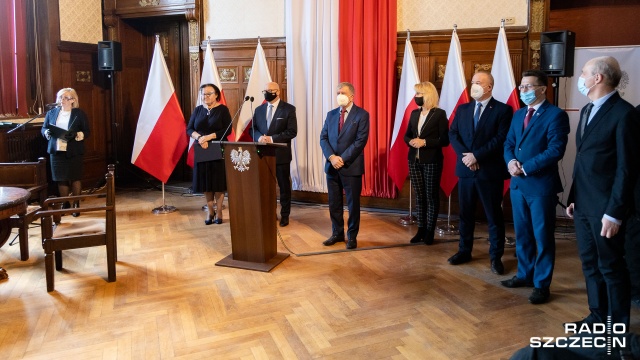 Dostaną pieniądze, aby promować program Czyste powietrze i pomagać mieszkańcom w wymianie kopciuchów na nowoczesne instalacje - przedstawiciele pięciu zachodniopomorskich gmin podpisali w czwartek w umowy z Wojewódzkim Funduszem Ochrony Środowiska.