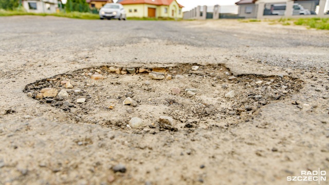 Dobra wiadomość dla mieszkańców ulicy Jodłowej w Chojnie. Dziurawa droga gruntowa doczeka się remontu. Jest jeszcze tylko jeden problem - gmina musi dogadać się z powiatem.