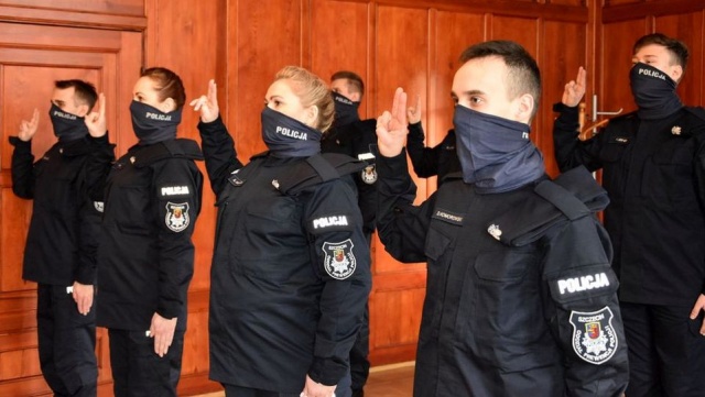 Nowi policjanci zostali przyjęci do Komendy Wojewódzkiej Policji w Szczecinie. W czwartek funkcjonariusze wypowiedzieli słowa roty ślubowania.