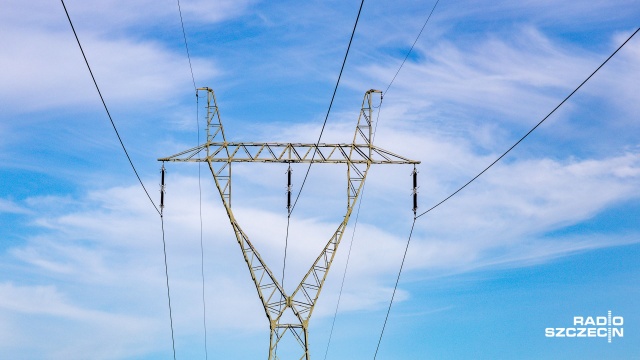 Jak poinformowało nas pogotowie energetyczne, to w związku z awarią sieci średniego napięcia. Prąd powinien powrócić około 22.